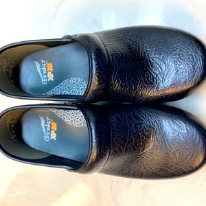 Dansko XP 2.0 Tooled Black Floral Clogs. Women’s. Worn only 2 times. Like new!